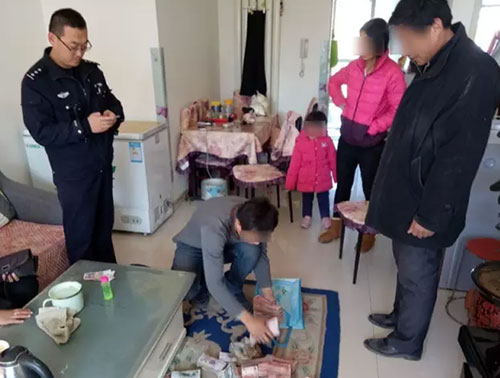 17萬當(dāng)垃圾丟掉：驚慌失措！全家上陣翻找垃圾桶