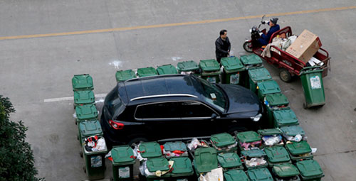 隨意亂停車，大爺搬垃圾桶怒攔私家車 