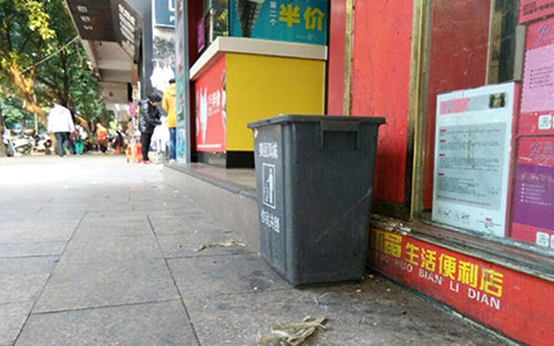 垃圾桶當足球踢？！城區(qū)大半年累計丟近千個垃圾桶